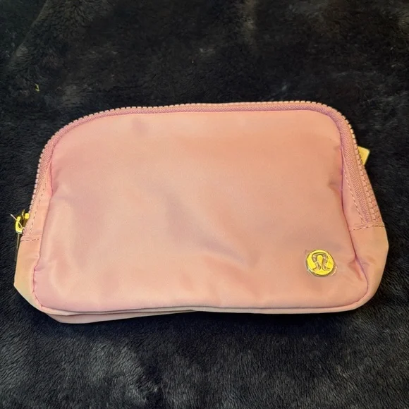 Lululemon Everywhere Belt Bag Wordmark - Picture 8 of 11